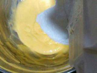 自制芒果慕斯蛋糕,将3/1的蛋白加入蛋黄糊里继续搅拌均匀。