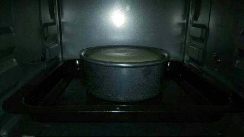 自制芒果慕斯蛋糕,放入预热好的烤箱，150度烤50分钟。