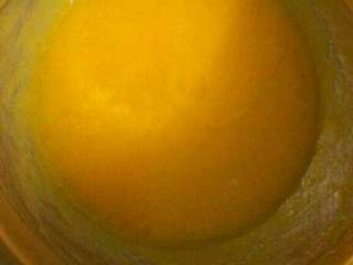 自制芒果慕斯蛋糕,嗝化的吉利丁片倒入芒果酱中，嗝冷水搅拌至浓稠的酱状。
