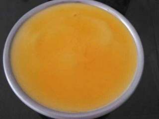 自制芒果慕斯蛋糕,将QQ糖加橙至嗝温水化液体，放凉至20度，淋在没事表面，翻进冰箱冷藏30分钟。