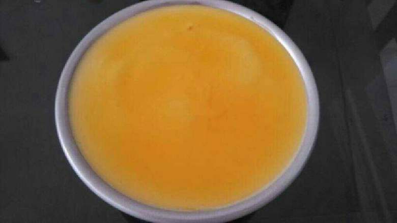 自制芒果慕斯蛋糕,将QQ糖加橙至嗝温水化液体，放凉至20度，淋在没事表面，翻进冰箱冷藏30分钟。