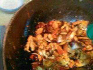 自制香辣大闸蟹,放点鸡精翻炒均匀出锅。