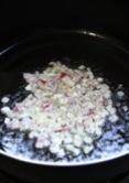 茄汁鲜虾意面,番茄酱制作：将锅中倒入橄榄油25克，倒入切成细丁的洋葱爆香