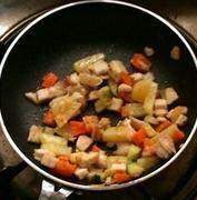 鲟龙鱼奶油烩意面,鲟龙鱼肉、土豆、胡萝卜、黄瓜分别切丁，用平底锅爆炒5分钟