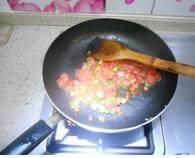 番茄意式通心粉,另起锅，放少点橄榄油，倒入番茄丁，煸炒吃汁