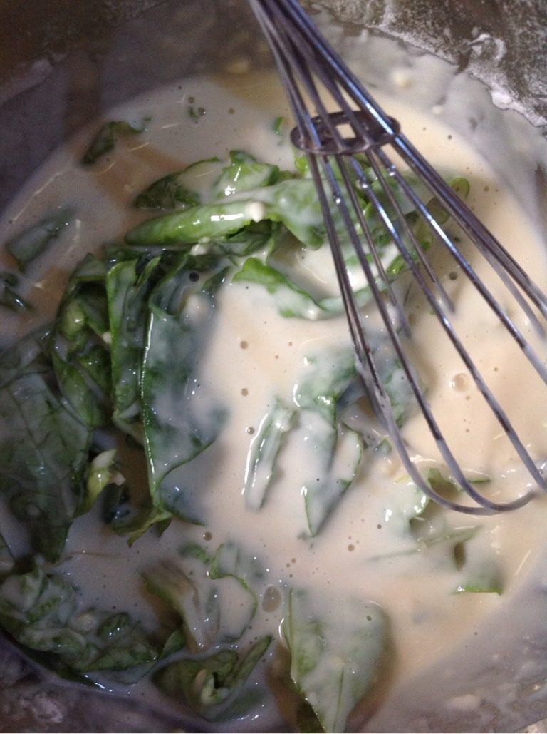 时蔬天妇罗,将时蔬叶放入面糊容器内，用打蛋器适当的搅拌，使得青菜叶表面能上一层薄浆