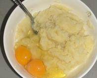 咖喱炸三角,土豆蒸熟压成泥，加入2个鸡蛋，搅拌均匀