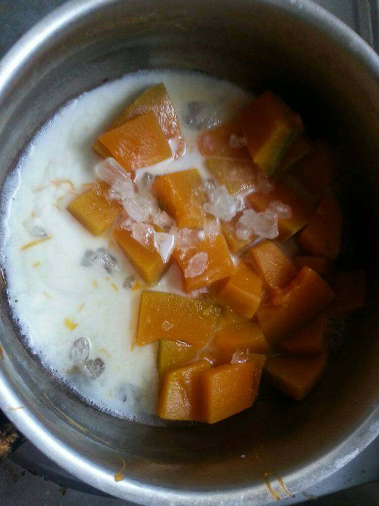 提子南瓜派,在铁锅里蒸熟的南瓜加入几粒冰糖、酸奶煮冰糖溶解。
