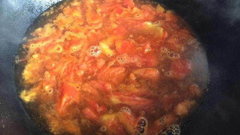番茄炒鱼片,炒至软烂出汁，加入一碗开水