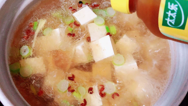 虾滑汤,加入盐、<a style='color:red;display:inline-block;' href='/shicai/ 788'>生抽</a>、胡椒粉、鲜鸡汁，炖煮5分钟。