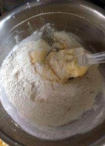 法式凤梨月饼,筛入低筋面粉搅拌均匀;然后放冰箱冷藏半小时