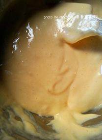 法式海绵蛋糕,分2-3次筛入面粉，从底部向上翻拌至无干粉状态