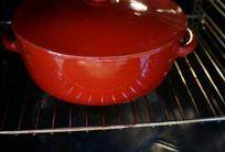 红酒炖公鸡,再预热到130度的烤箱炖3个小时左右即可