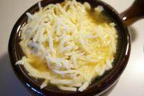 法式洋葱汤,最后撒上奶酪碎，在180度的烤箱烤15分钟左右直到表面的奶酪变焦黄