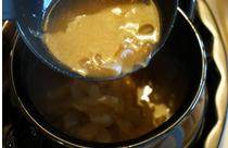 法式洋葱汤,把做好的汤倒入陶瓷碗里