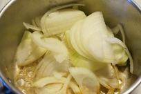 法式洋葱汤,放入切好的洋葱，慢慢炒15-20分钟，直到洋葱慢慢变焦黄