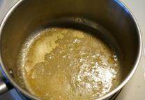法式洋葱汤,开锅调中火，放入黄油，融化黄油