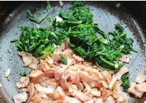 培根菠菜奶油塔,加入菠菜，翻炒均匀，加入食盐和黑胡椒碎调味