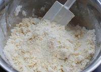 培根菠菜奶油塔,与室温软化好的黄油一起搅拌成粗粒状