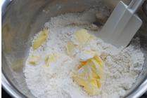培根菠菜奶油塔,黄油室温软化，备用。低粉、细砂糖和食盐混合过筛
