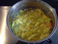 南瓜蔬菜浓汤,加入高汤，转入小锅中，加入南瓜肉，盖好盖子小火煮15-20分钟左右，南瓜软烂即可