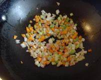 南瓜蔬菜浓汤,倒入胡萝卜丁和芹菜丁炒2分钟