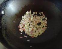 南瓜蔬菜浓汤,黄油融化后，倒入洋葱丁炒香