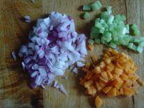 南瓜蔬菜浓汤,洋葱胡萝卜芹菜全部洗净切丁