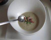 法式奶油菜花汤,盛出来放入碗中， 表面撒些生菜丝和煸香的培根碎即可。