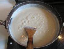 法式奶油菜花汤,再加入适量的盐和黑胡椒碎来调料，熬制合适的浓稠程度；