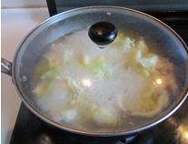 法式奶油菜花汤,翻炒一， 二分钟后加入适量的高汤，煮上十分钟