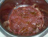 红酒黑椒牛排,盖上保鲜膜入冰箱冷藏室保存，至少腌制二小时以上，取出后拍上少许的干淀粉