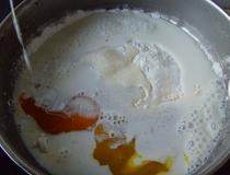 拿破仑酥,玉米淀粉、低粉、香草糖、蛋黄混合，倒入纯牛奶搅拌至无干粉