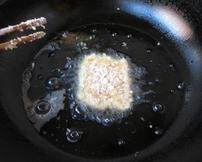 法式蓝带猪排,锅中倒油烧至7成热，放入处理好的猪排