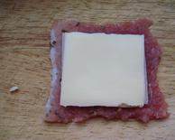 法式蓝带猪排,取一片肉上面放火腿，再放奶酪片