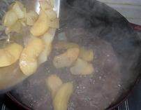法式风味炖牛肉,将炒好备用的苹果和洋葱倒入一起再煮十分钟