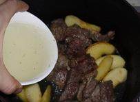法式风味炖牛肉,将肉和苹果倒在炖锅里，加入一碗高汤
