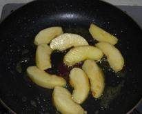 法式风味炖牛肉,将另一半的苹果也放入锅里炒至金黄