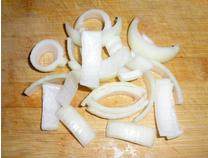 法式风味炖牛肉,苹果剥皮去芯切成12等份，洋葱切成小块