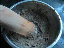 香醉鹅肝配蚝油香醋汁,放进蒸锅里蒸熟，冷却后端出，倒出多余的水，打成酱泥