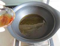 台式三杯鸡,将芝麻油和橄榄油混合，倒入锅里，烧热；