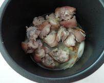 金针炖猪蹄,把猪蹄连同汤汁一起移入压力锅