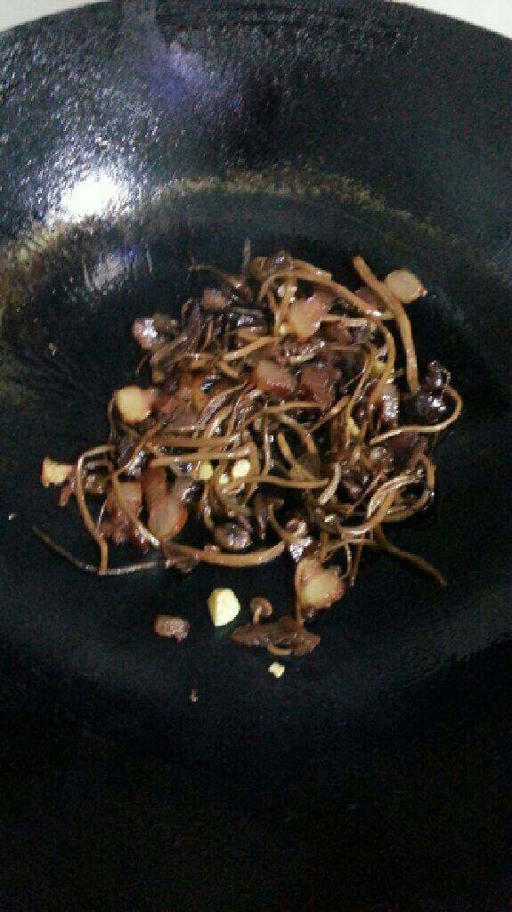 茶树菇炒腊肉,热锅放一点点油，把姜蒜末爆香，再把茶树菇倒入翻炒片刻后加入腊肉翻炒