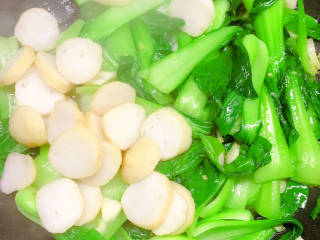 香菇炒上海青,放入鱼丸。