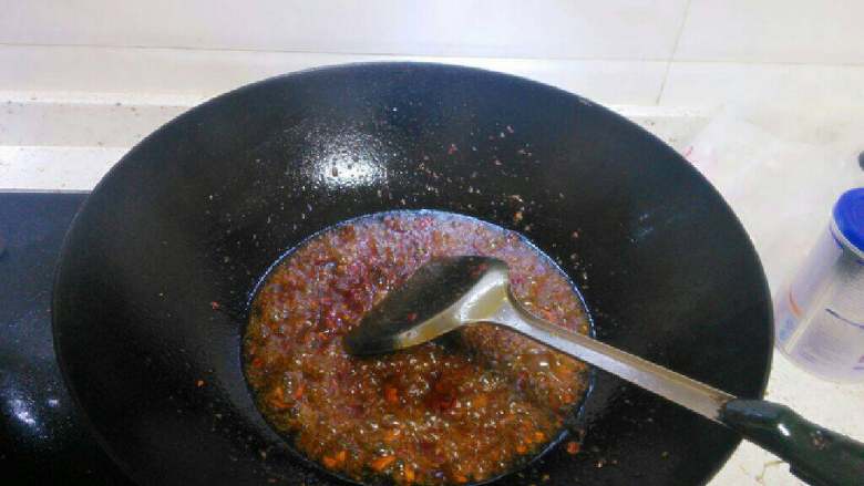 火锅鱼,锅里多放菜籽油，烧热后倒入火锅料，小火慢炒，加入一勺郫县豆瓣酱炒香。