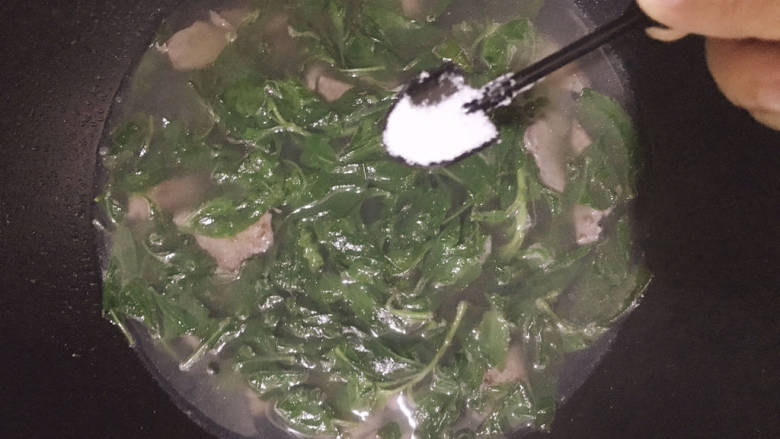 青菜猪肝汤,枸杞叶断生后加盐调味