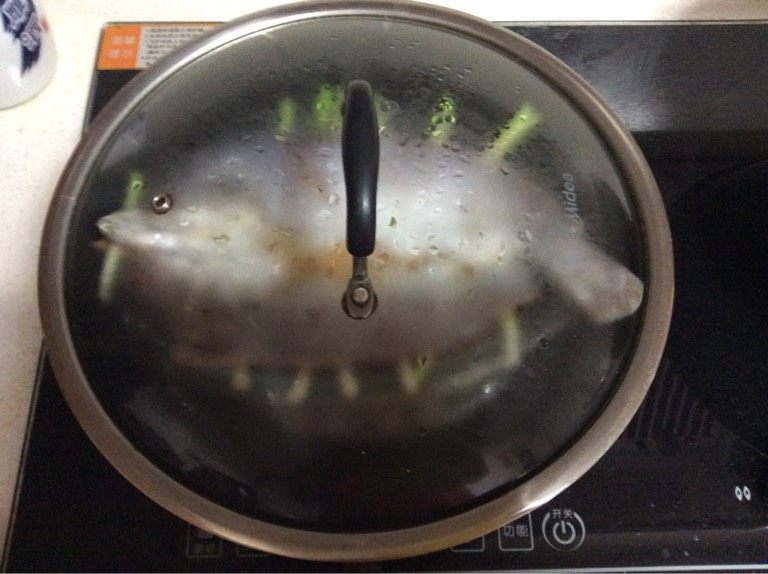 新手级别宴客菜 油葱鮸鱼,如图做锅热水，上气后上锅蒸，400g开背的鱼一般蒸4到5分钟就熟透了（要是怕生可拿筷子插鱼身肉最厚处，轻易插透就是熟了）