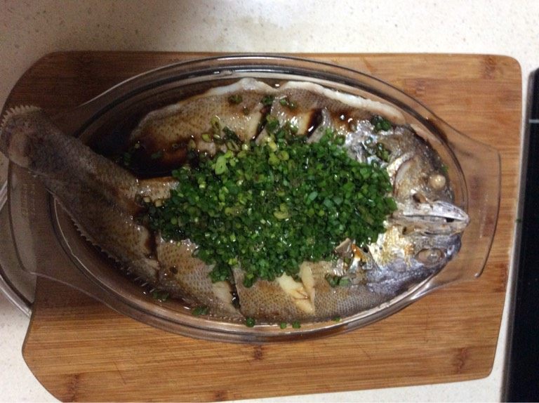 新手级别宴客菜 油葱鮸鱼,再淋上料汁，热锅做油，油热后淋到葱末和鱼上。完成