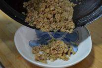 菊花石榴鸡,放盐、胡椒粉，香油，淋入湿淀粉，出锅倒入盘中