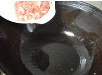 菊花石榴鸡,炒锅入油，将拌过湿淀粉的鸡肉粒入锅煸炒至8成熟